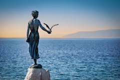 statue-8024084_1280-2