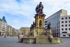 johannes-gutenberg-monument-3285698_1280